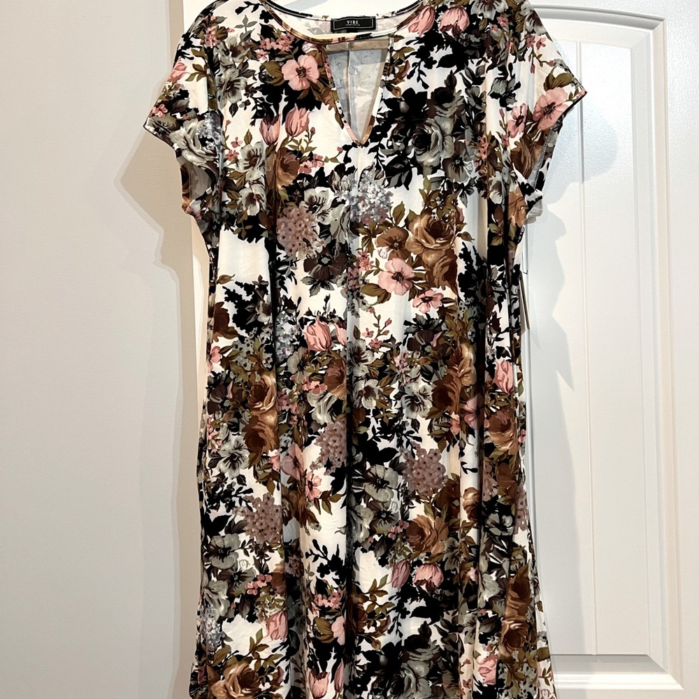VIBE keyhole neck floral dress with pockets. NWT